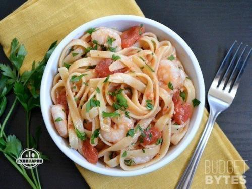 Паста с креветками и томатами.