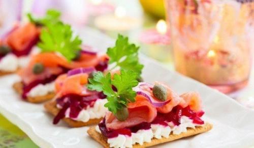 Канапе с лососем и свеклой.
