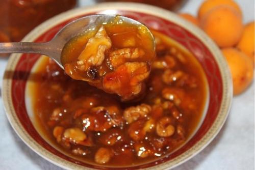 Абрикосовое варенье с грецкими орехами. Абрикосовое варенье с грецкими орехами.
