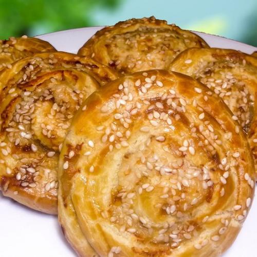 Булочки с куриным филе и кунжутом.
