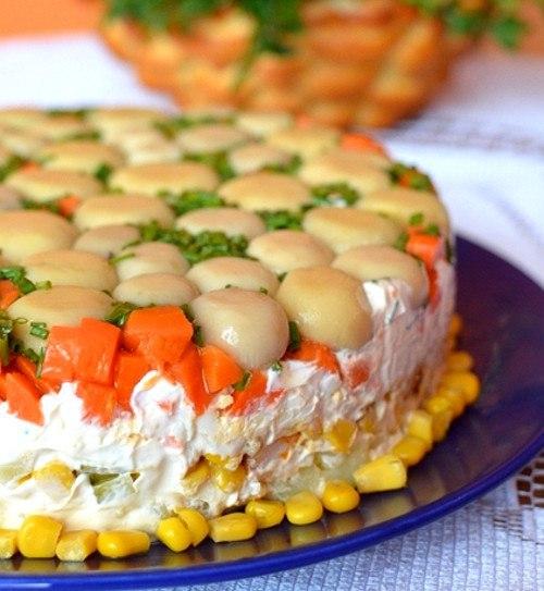 Торт салат с курицей и грибами?