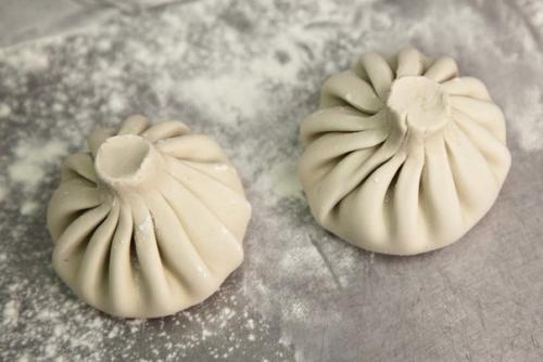 Хинкали.   Хинкали принято считать чем-то сродни пельменям или мантам. 09