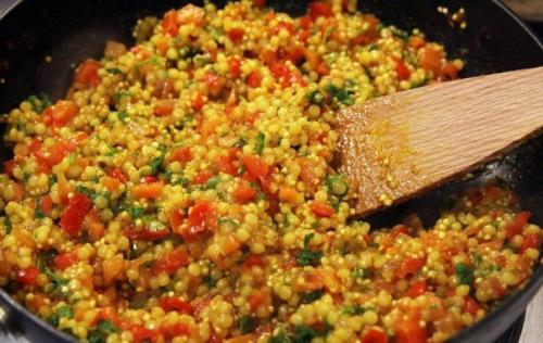 Кус - кус с овощами и петрушкой.