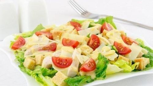 Салат Цезарь с курицей. Салат Цезарь с курицей.