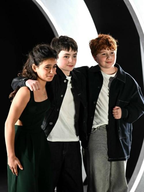 Актеры из нового Гарри Поттера учатся ходить на публичные мероприятия. 01