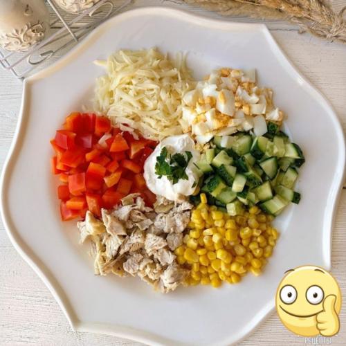 Салат с курицей и кукурузой - идеальный вариант на ужин!