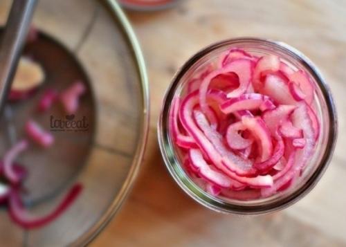 Маринованный красный лук.