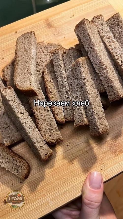 Хрустящие чесночные гренки с соусом.

