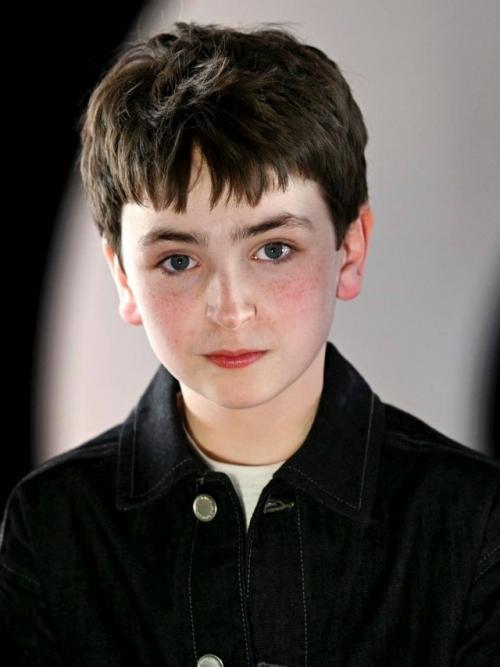 Актеры из нового Гарри Поттера учатся ходить на публичные мероприятия. 02