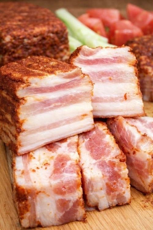 Солёная грудинка, которая тает во рту (домашнее сало вкуснее магазинного).

