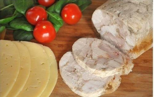 Замена колбасе - куриный рулет.