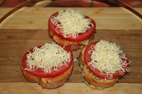 Гренки с помидорами и сыром к завтраку. 03