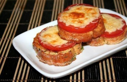 Гренки с помидорами и сыром к завтраку.
