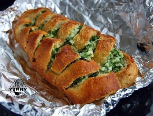 Простая закуска - хрустящий батон с сыром и чесноком.

