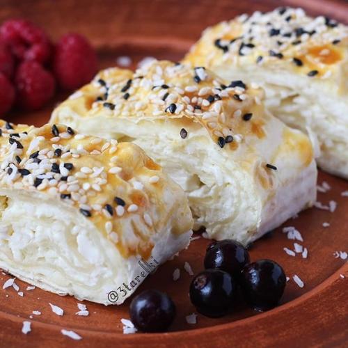 Кокосовый рулет с творогом.