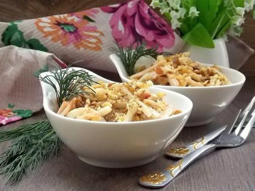 Салат с кальмарами, грибами и орехами. 04