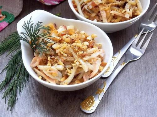 Салат с кальмарами, грибами и орехами.