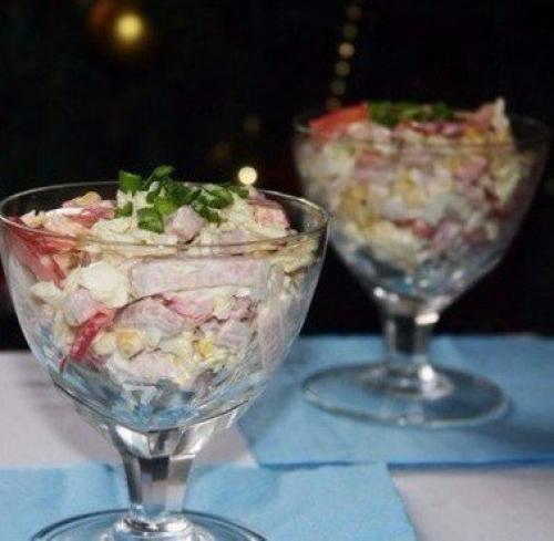 Салат из пекинской капусты.