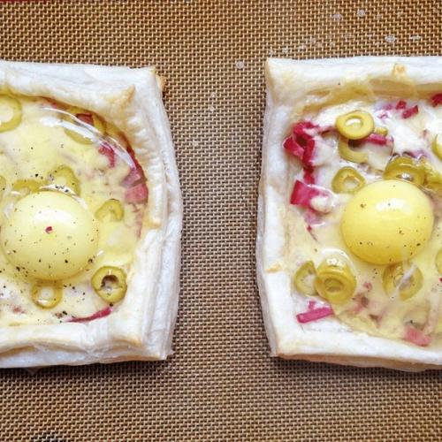 Слойки с яйцом, ветчиной и сыром. 05