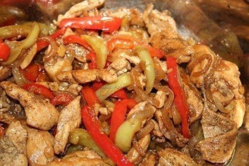 Курица жареная с овощами.