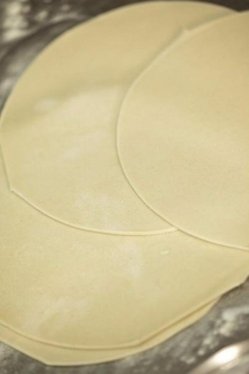 Хинкали.  Хинкали принято считать чем-то сродни пельменям или мантам. 06