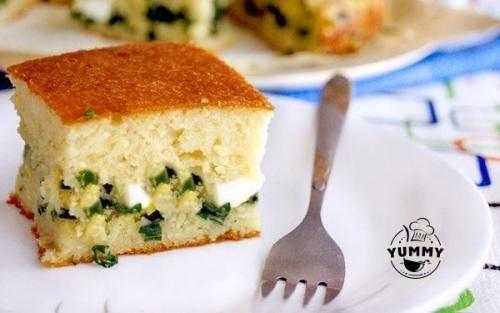 Быстрый заливной пирог с луком и яйцом.