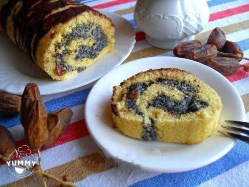 Бисквитный рулет с маком и изюмом.