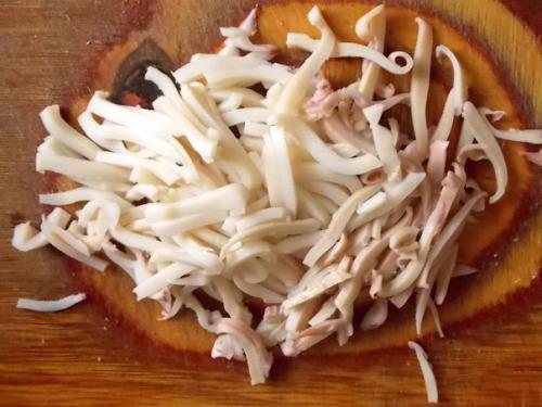 Салат с кальмарами, грибами и орехами. 03