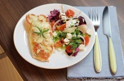 Курица под помидорами и сыром.