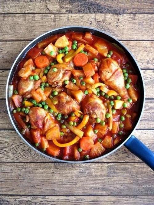 Курица с ананасами.