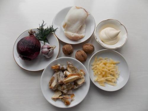 Салат с кальмарами, грибами и орехами. 01