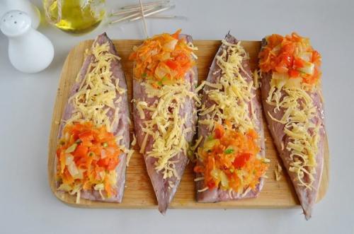 Рулетики из скумбрии с сыром и овощами. 03