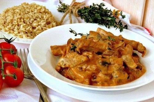 Свинина по - строгановски с грибами.