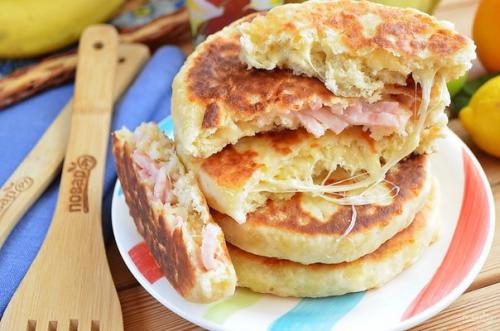 Сырные лепешки с разными начинками.