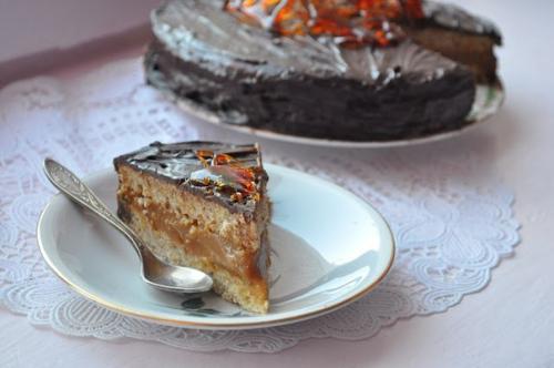 Шоколадный миндальный торт со сгущёнкой.