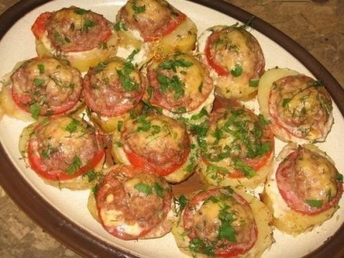 Картофель, запеченный с мясом и помидорами. 


