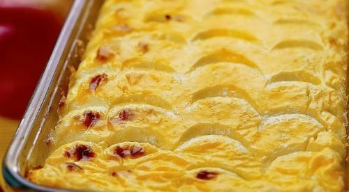 Вкуснейшая низкокалорийная творожная запеканка с яблоком.
