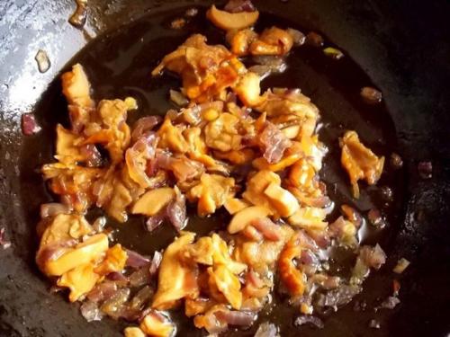 Салат с кальмарами, грибами и орехами. 02