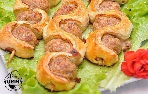 Шашлычки со слоёным тестом на шпажках.