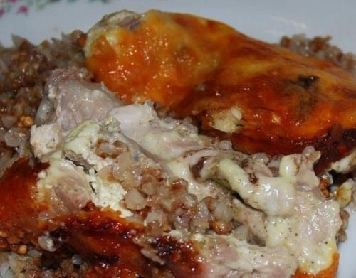 Вкусный диетический обед без хлопот: курица, запеченная с гречкой.