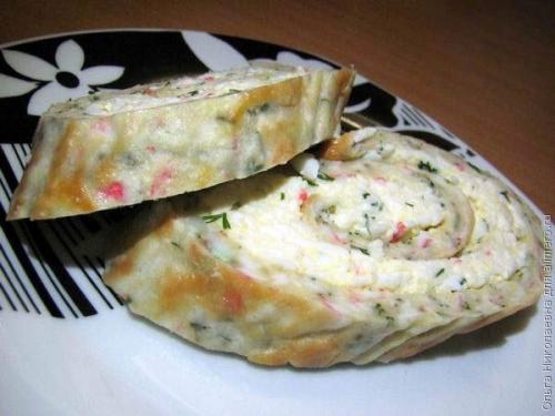Рулет с крабовыми палочками.
