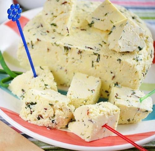 Домашний сыр с зеленью.