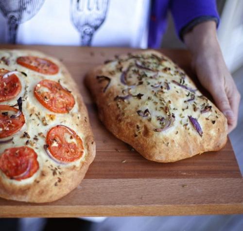 Фокачча с красным луком и чесноком. Фокачча с красным луком и чесноком.