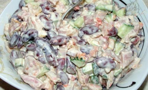 Салат с курицей и фасолью.