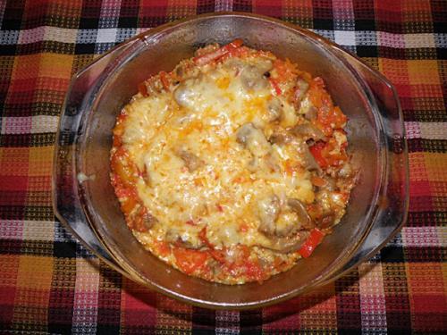 Куриные желудочки с овощами и сыром.