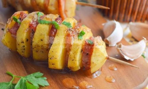 Как вкусно приготовить картошку в духовке с грудинкой.