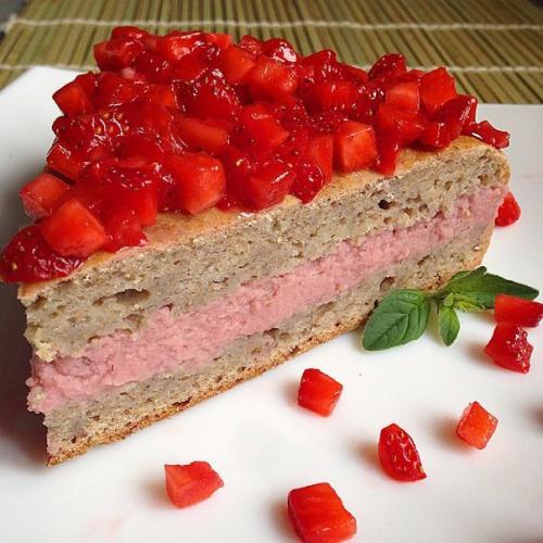 Бананово - клубничный торт.