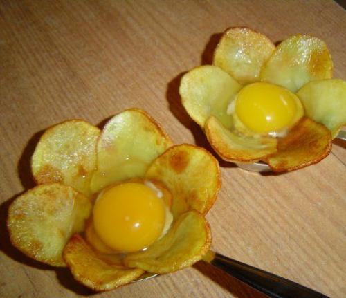 Красивая яичница в картофельных лепестках. 05