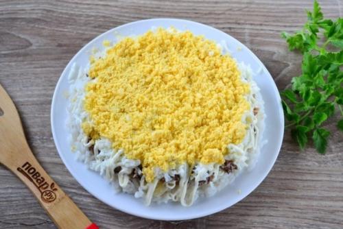Салат с рисом и шпротами.