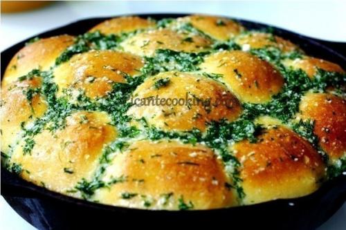 Пампушки с чесноком к украинскому борщу.